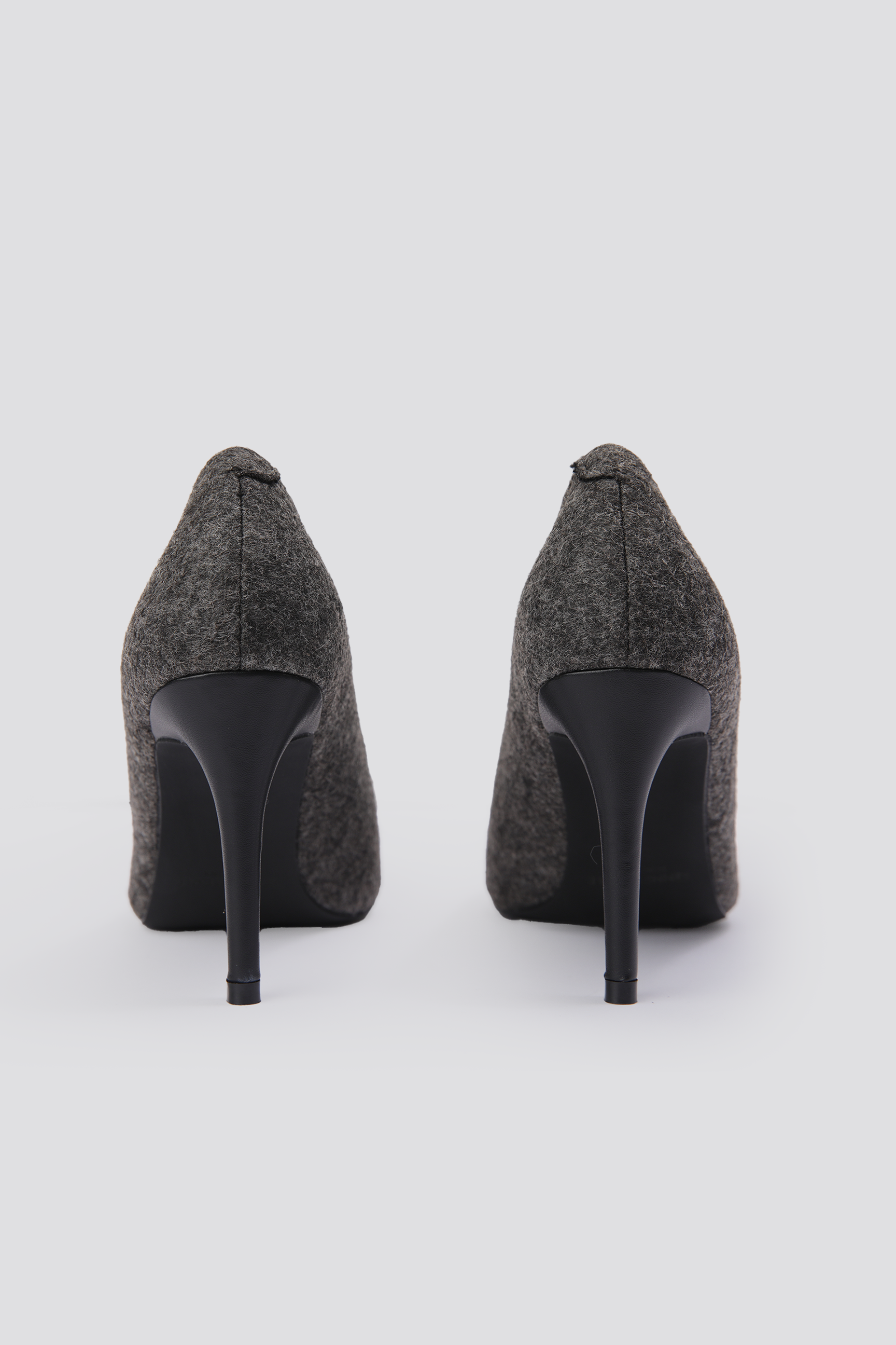 נעלי עקב סטילטו בצבע אפור כהה