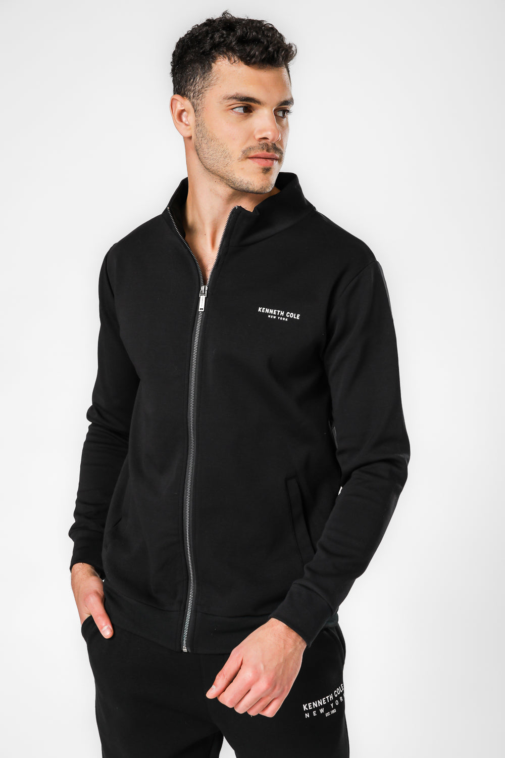 סווטשירט צווארון גבוה עם רוכסן בצבע שחור