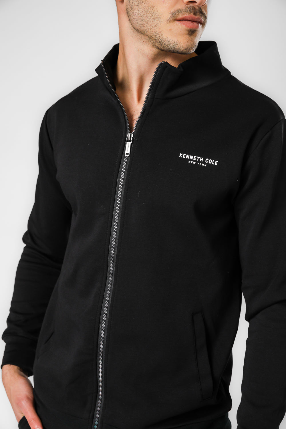 סווטשירט צווארון גבוה עם רוכסן בצבע שחור