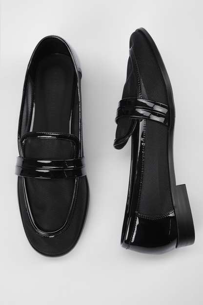 נעלי מוקסין בצבע שחור משולב לקה ובד רשת 