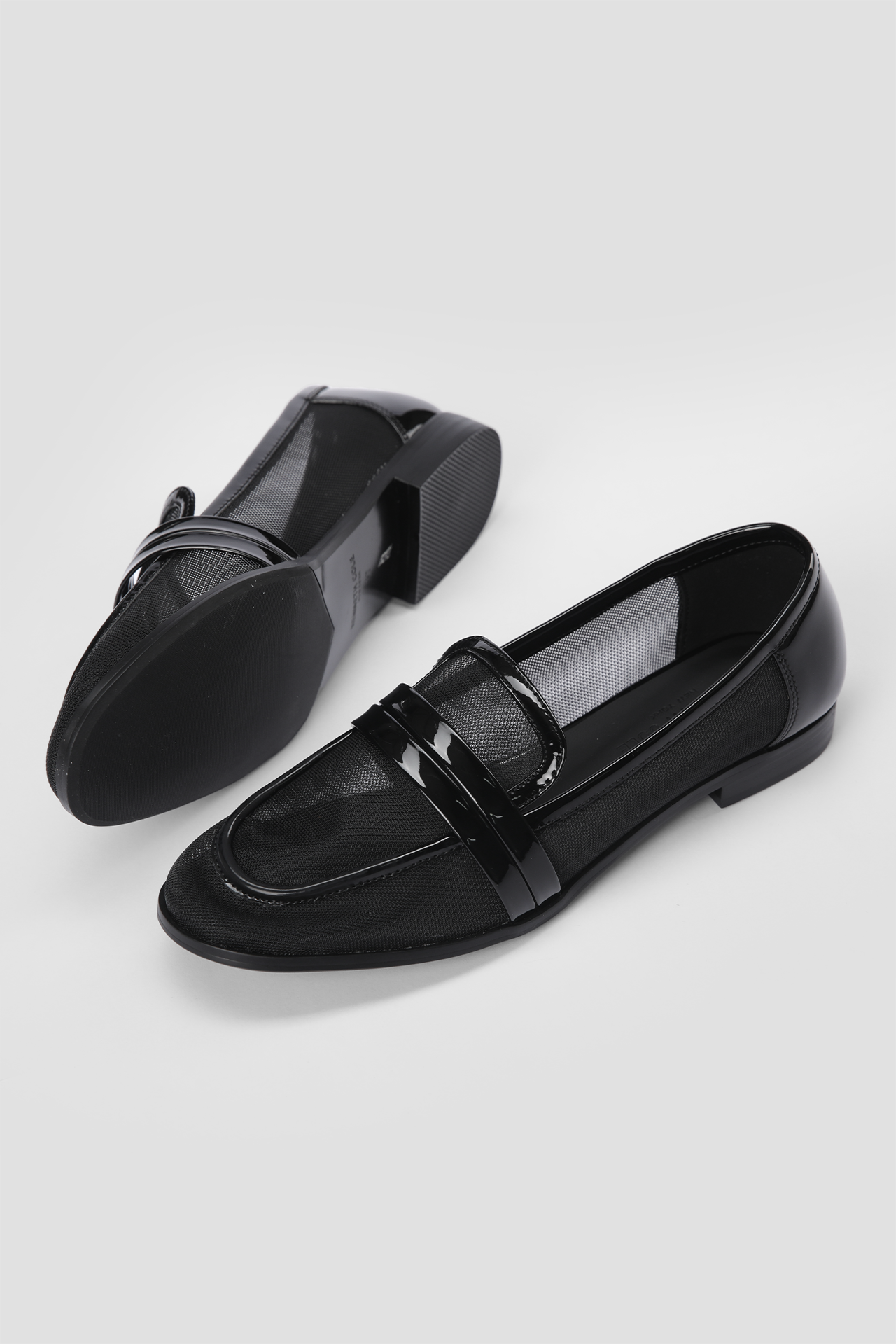 נעלי מוקסין בצבע שחור משולב לקה ובד רשת 