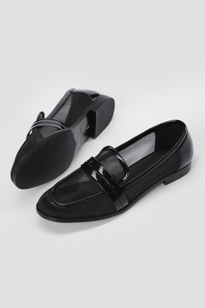 נעלי מוקסין בצבע שחור משולב לקה ובד רשת 