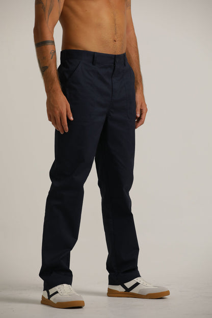 מכנסיים בגזרת סלים אלגטית | קנת קול