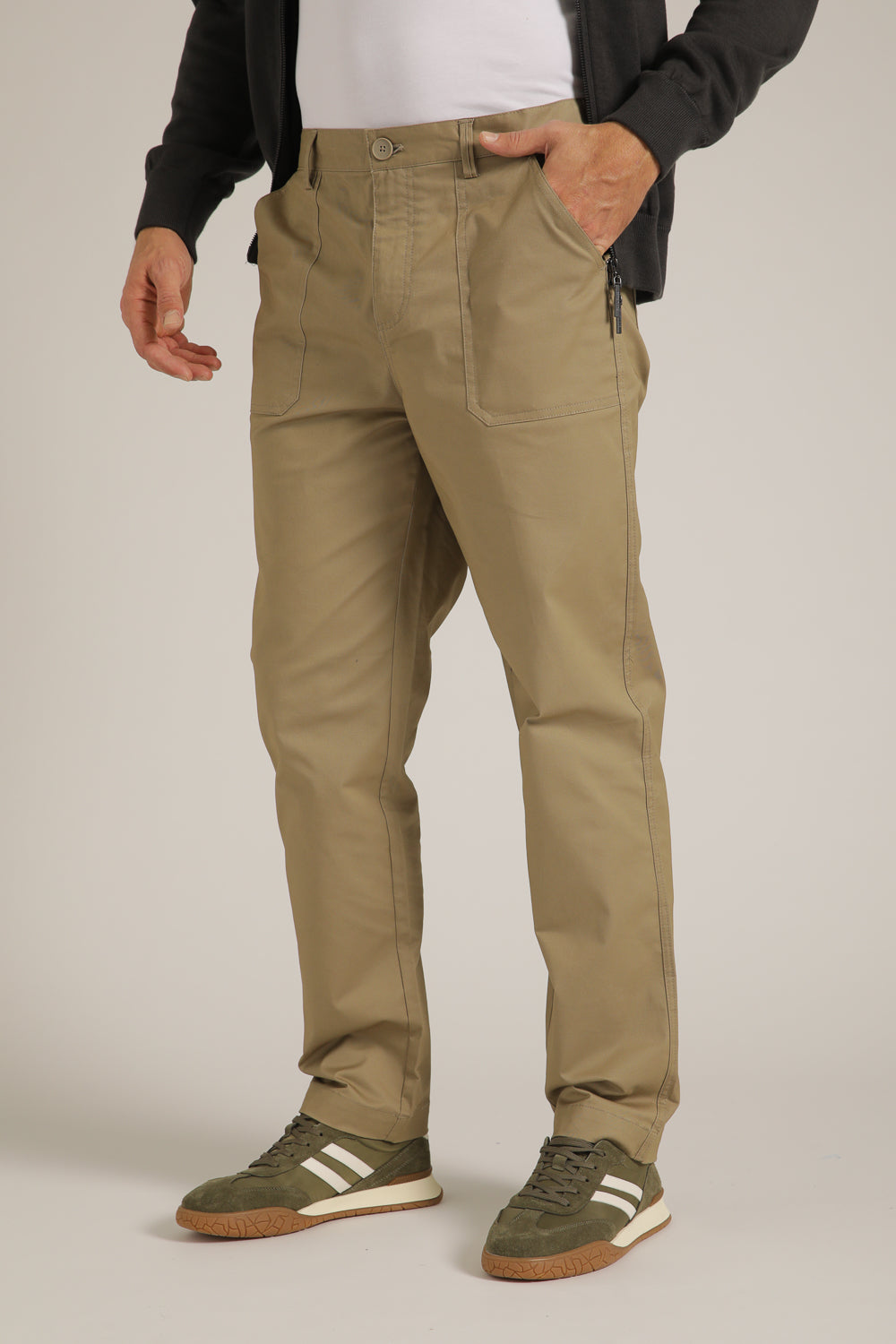 מכנסיים בגזרת סלים אלגטית | קנת קול