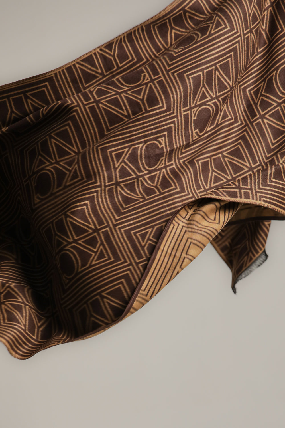 צעיף דו-צדדי ממותג | קנת קול 