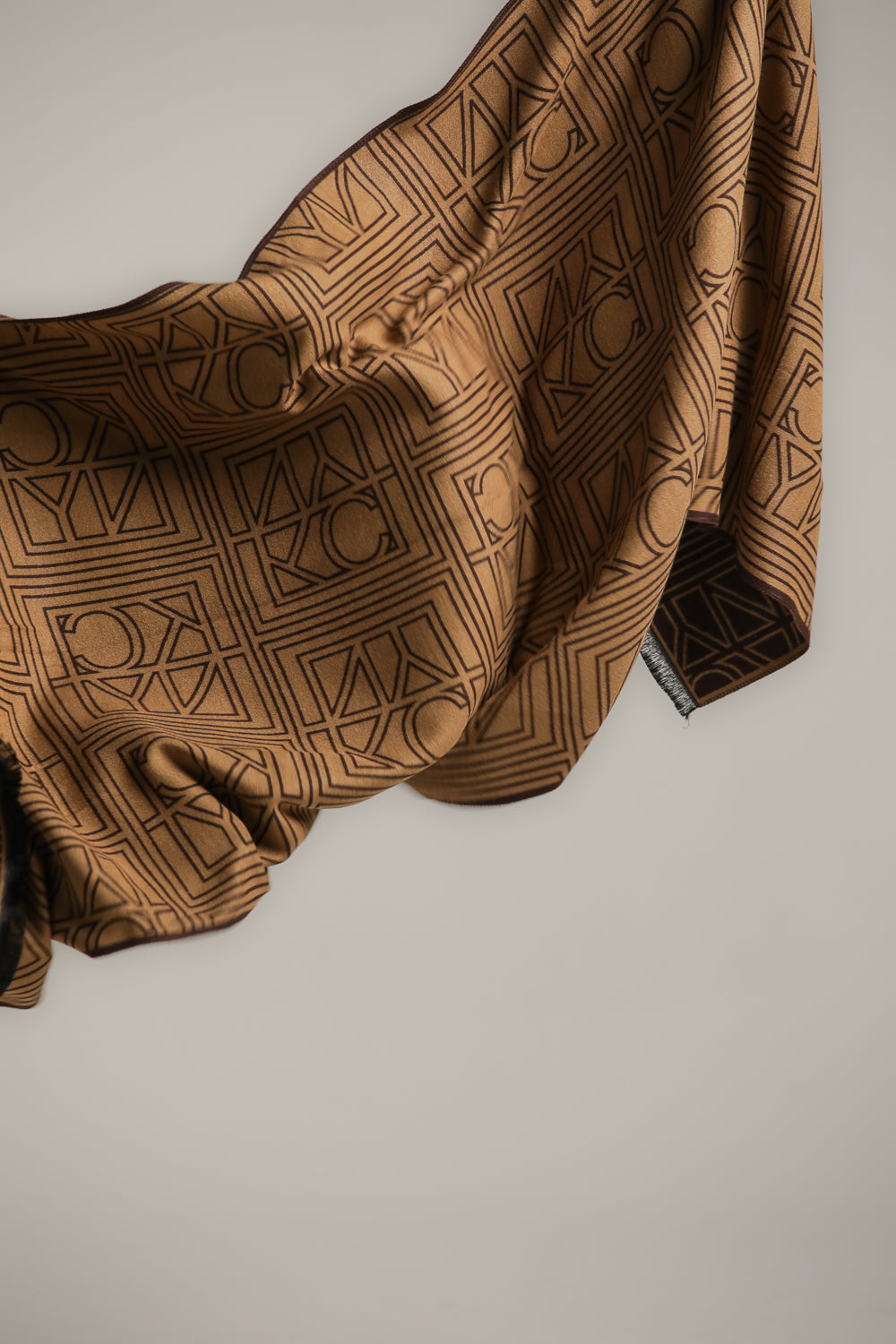 צעיף דו-צדדי ממותג | קנת קול 