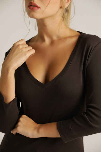 חולצת טי עם מחשוף וי עמוק | קנת קול