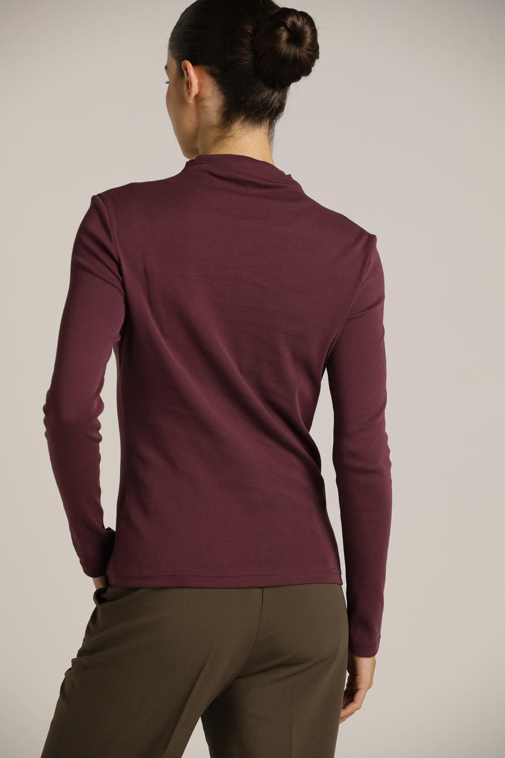 חולצת בייסיק צמודה עם צווארון גבוה | קנת קול