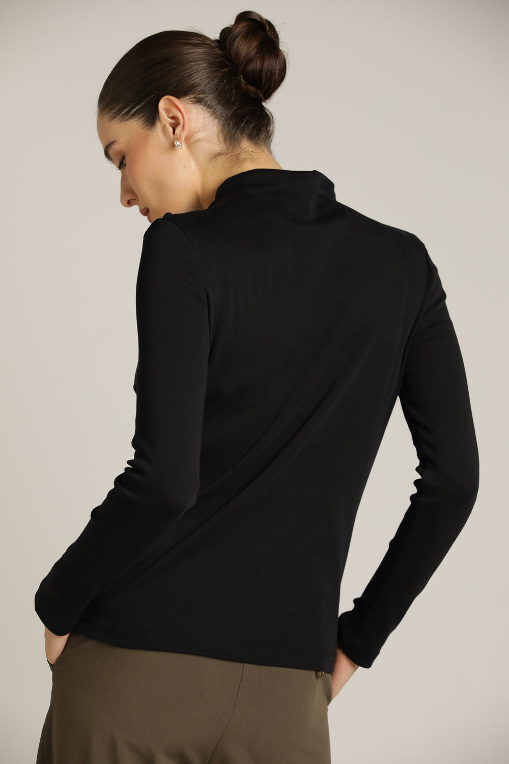 חולצת בייסיק צמודה עם צווארון גבוה | קנת קול