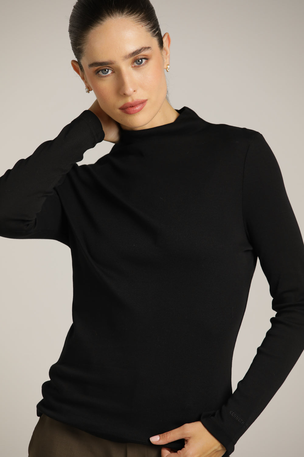 חולצת בייסיק צמודה עם צווארון גבוה | קנת קול