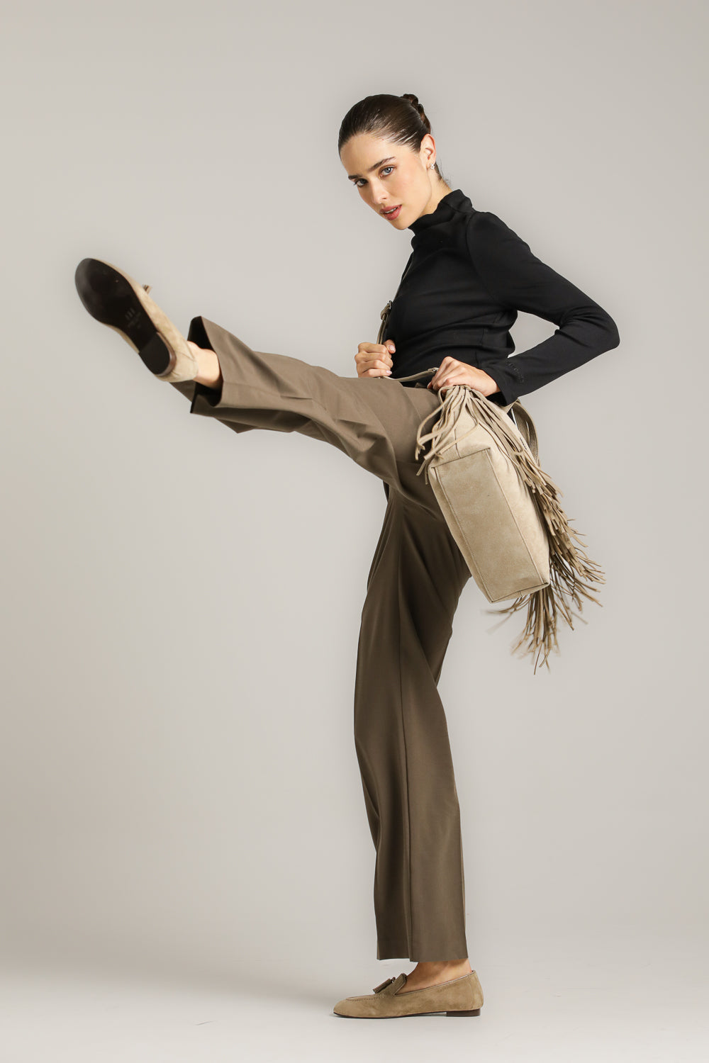 חולצת בייסיק צמודה עם צווארון גבוה | קנת קול