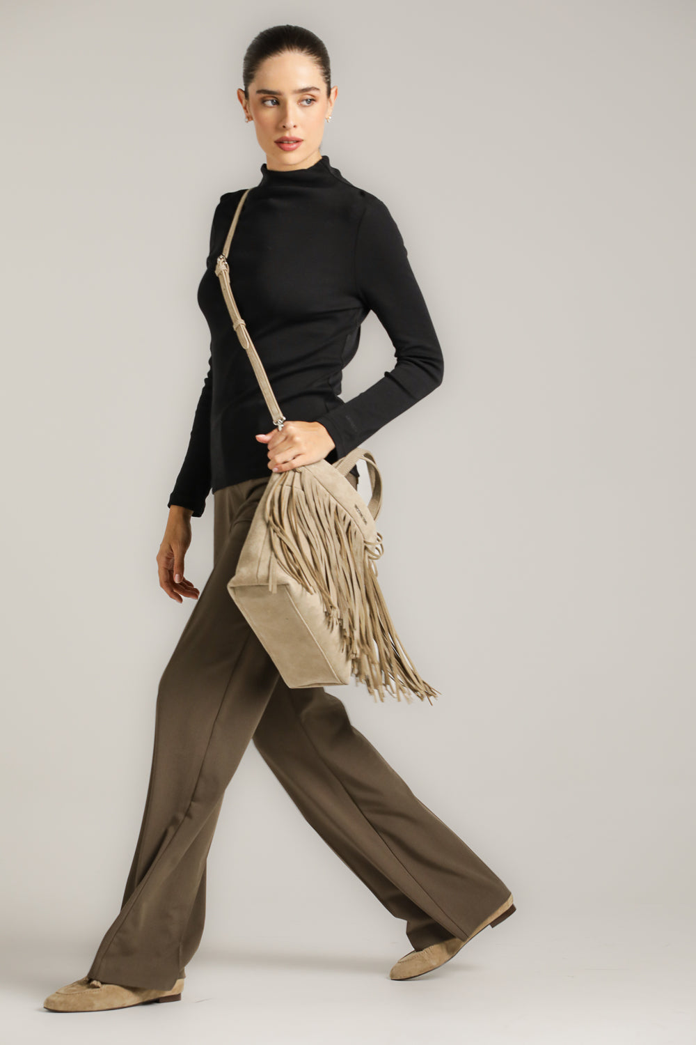 חולצת בייסיק צמודה עם צווארון גבוה | קנת קול