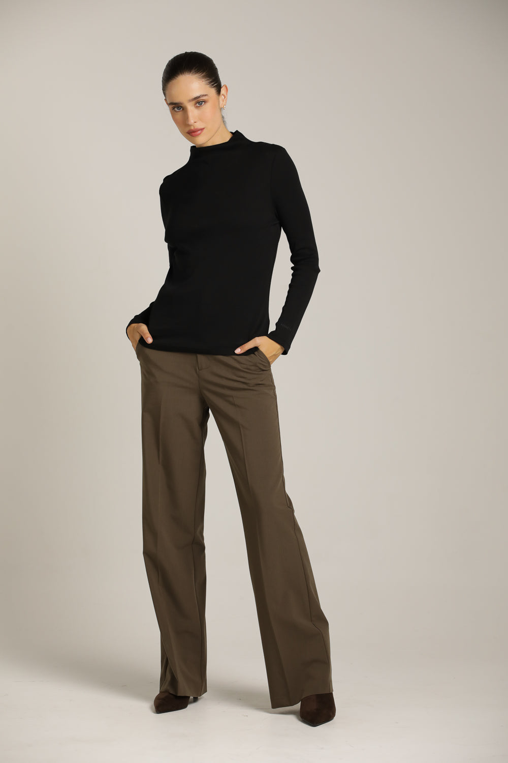 חולצת בייסיק צמודה עם צווארון גבוה | קנת קול