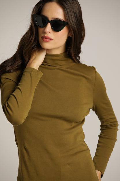 חולצת בייסיק צמודה עם צווארון גבוה | קנת קול