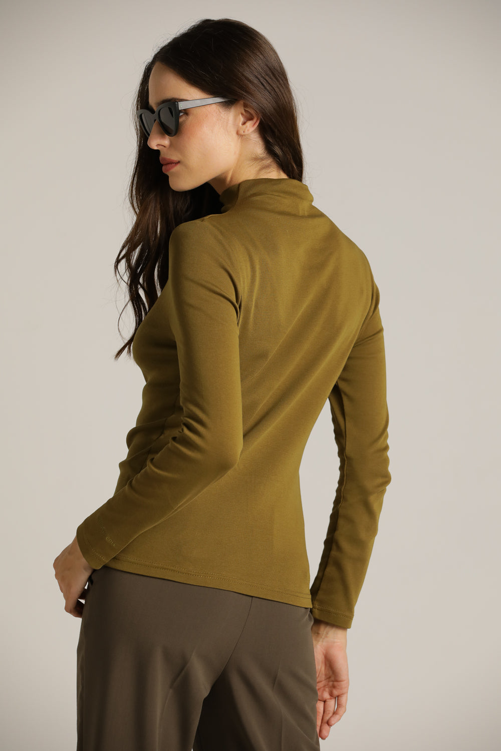 חולצת בייסיק צמודה עם צווארון גבוה | קנת קול