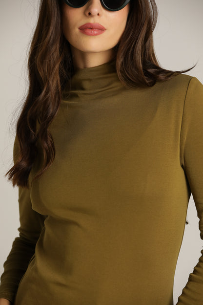 חולצת בייסיק צמודה עם צווארון גבוה | קנת קול