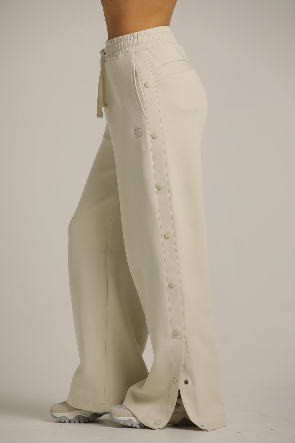 מכנסי טרנינג רחבים עם כפתורים בצד | קנת קול