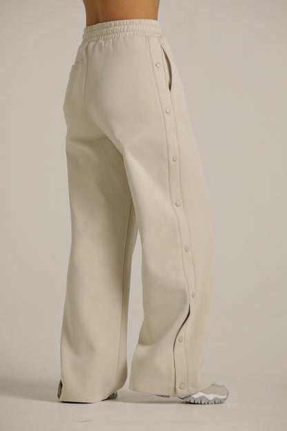 מכנסי טרנינג רחבים עם כפתורים בצד | קנת קול