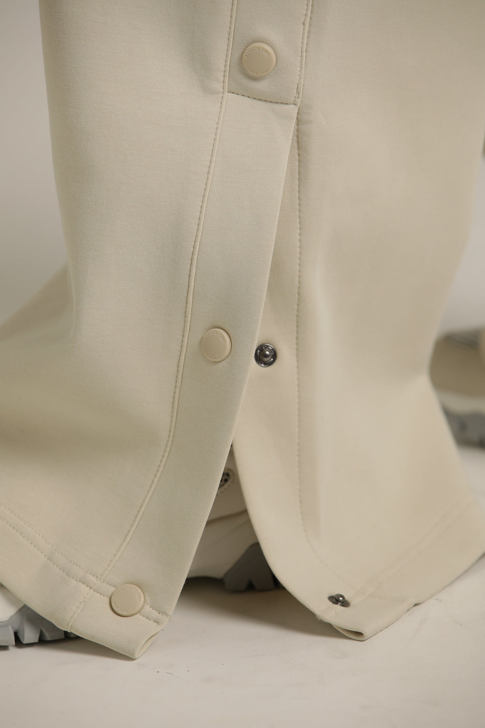 מכנסי טרנינג רחבים עם כפתורים בצד | קנת קול