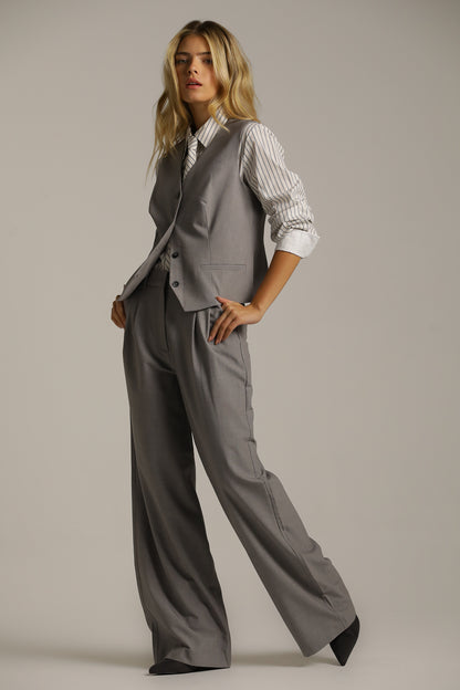 וסט בגזרה מחויטת באורך המותן | קנת קול