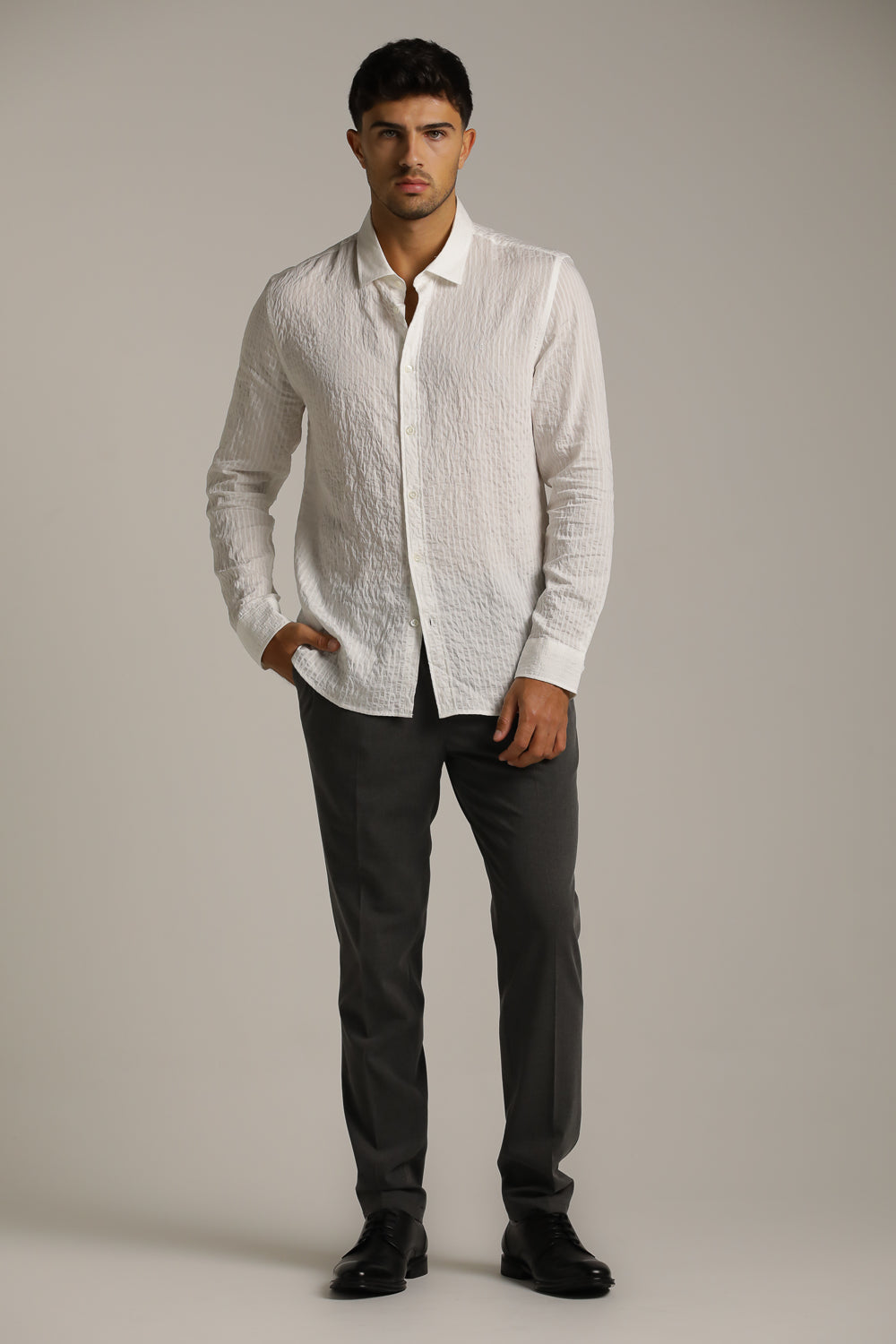 חולצה מכופתרת בטקסטורת קרינקל | קנת קול