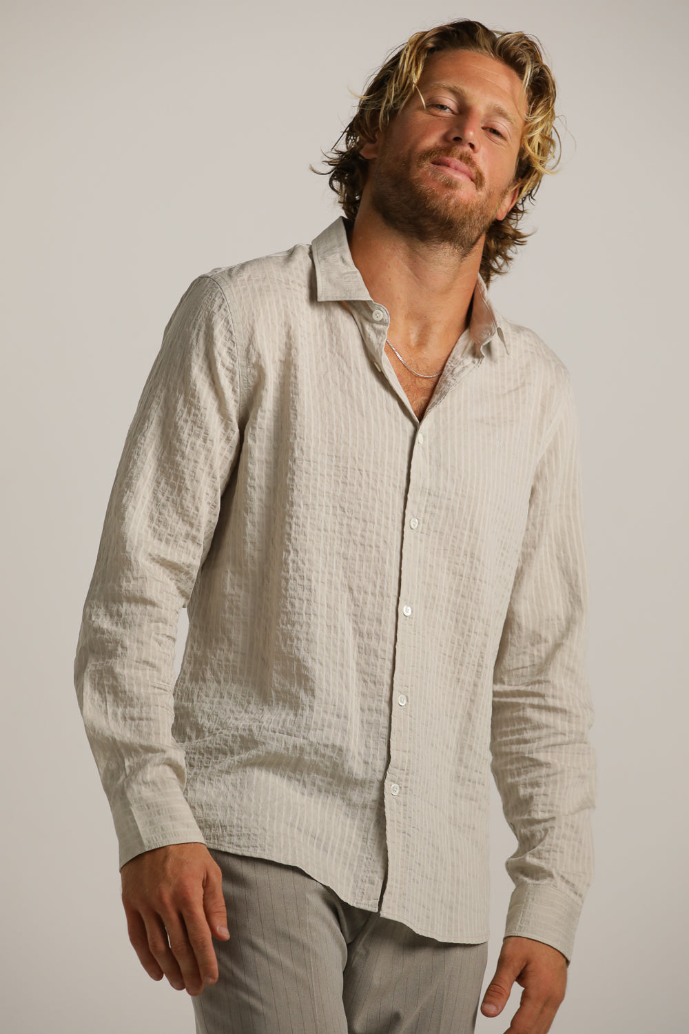 חולצה מכופתרת בטקסטורת קרינקל | קנת קול