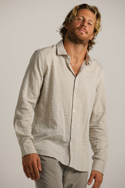 חולצה מכופתרת בטקסטורת קרינקל | קנת קול