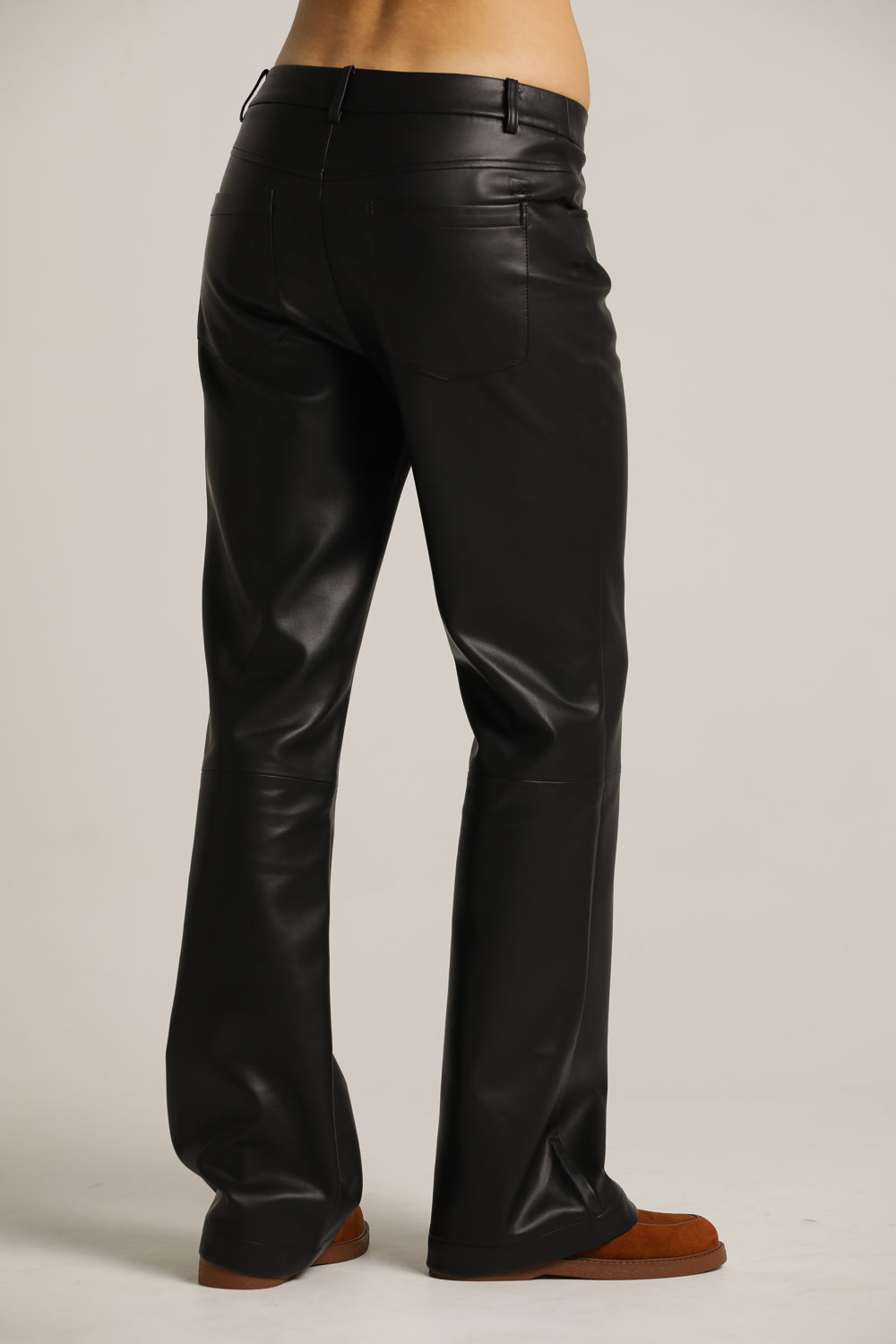 מכנסי דמוי עור בגזרת בוטקאט | קנת קול