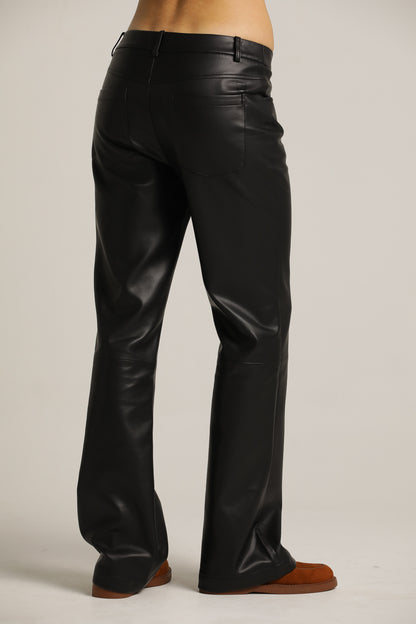 מכנסי דמוי עור בגזרת בוטקאט | קנת קול