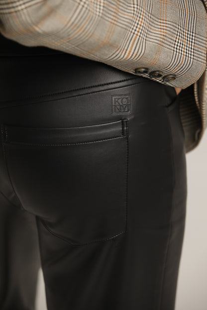 מכנסי דמוי עור בגזרת בוטקאט | קנת קול