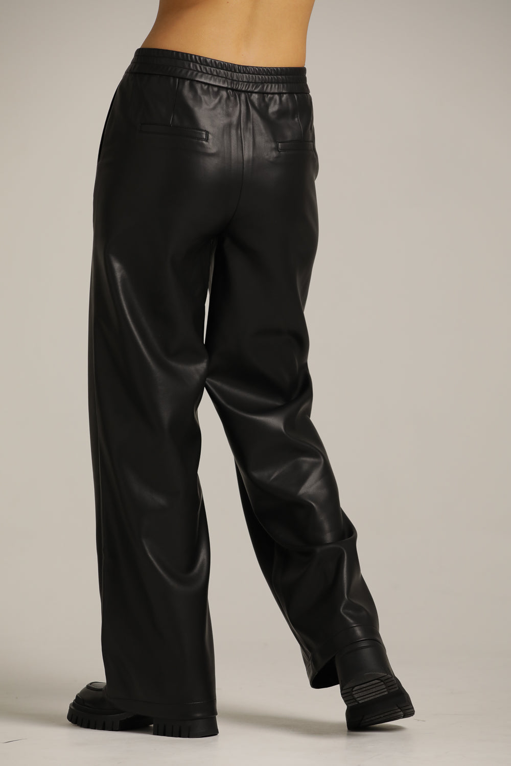 מכנסיים דמוי עור רחבים בגזרה ישרה | קנת קול