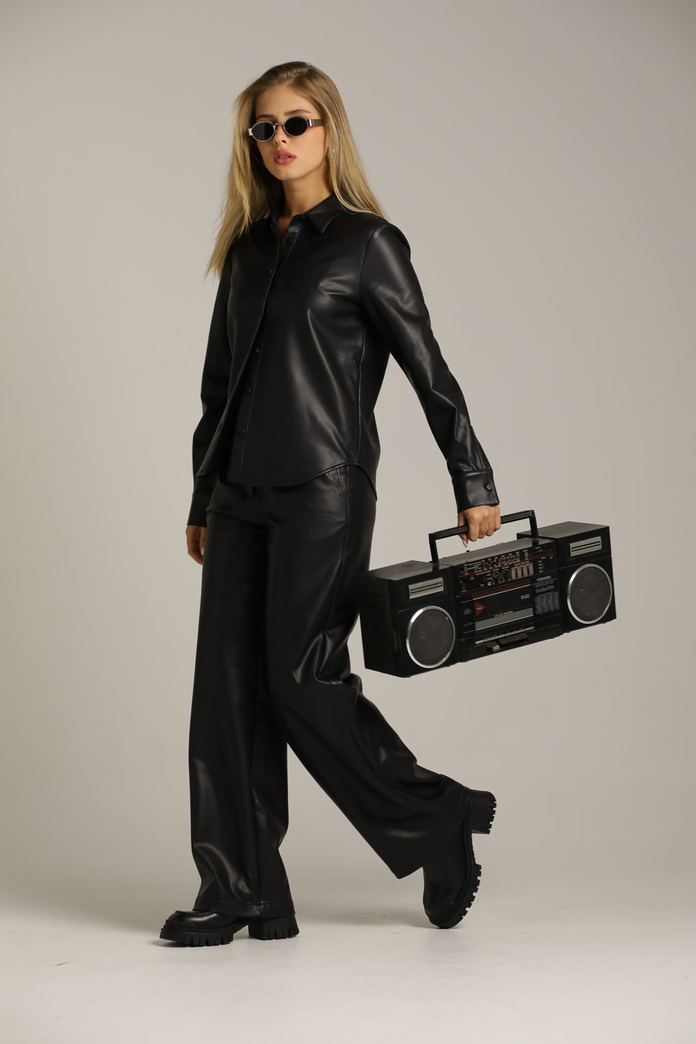 חולצה מכופתרת דמוי עור | קנת קול