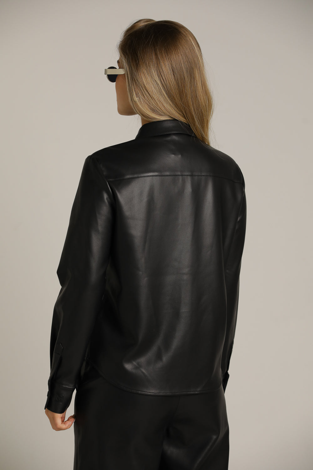 חולצה מכופתרת דמוי עור | קנת קול