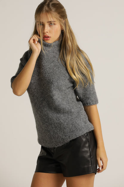 חולצת סריג קצרה במראה צמרי | קנת קול