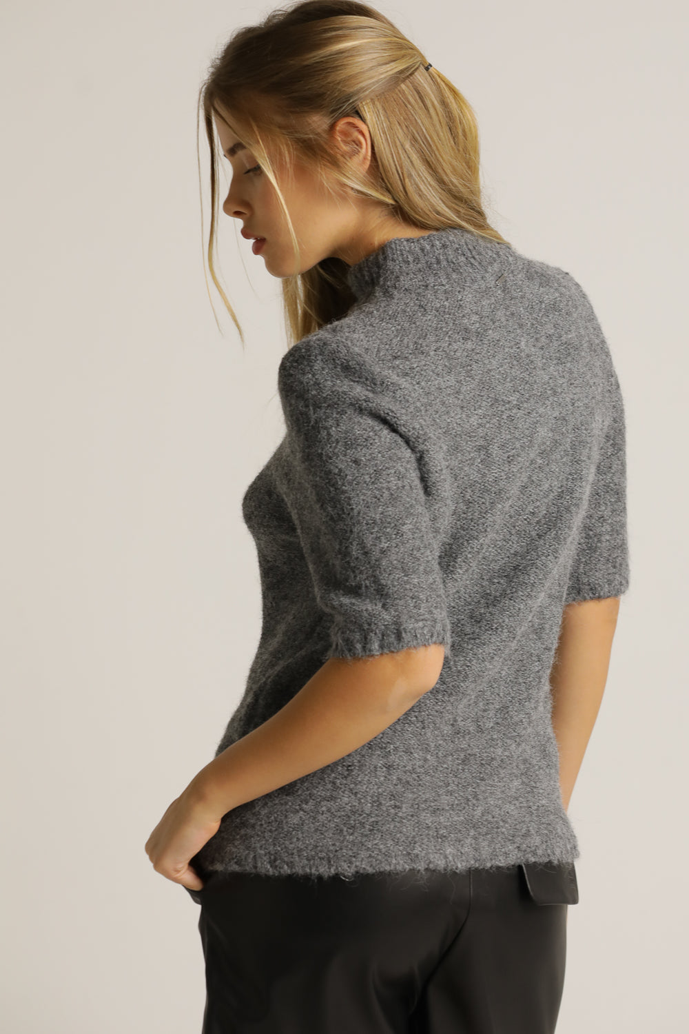 חולצת סריג קצרה במראה צמרי | קנת קול