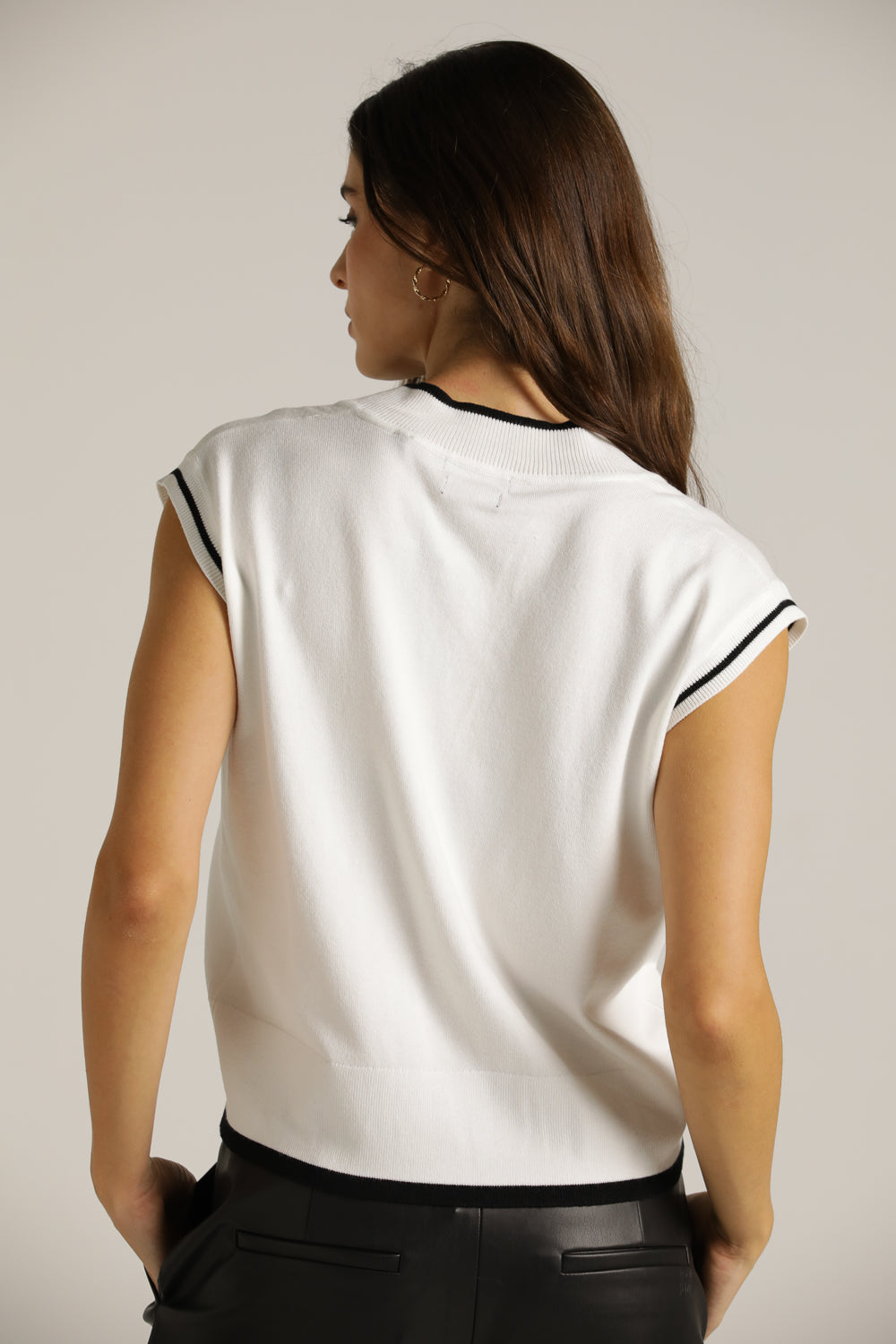 ווסט סרוג עם מפתח וי | קנת קול