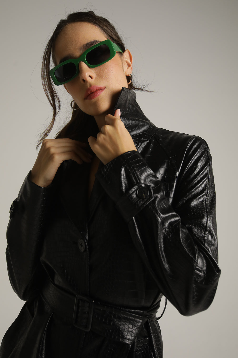 מעיל דמוי עור ארוך בטקסטורת תנין | קנת קול