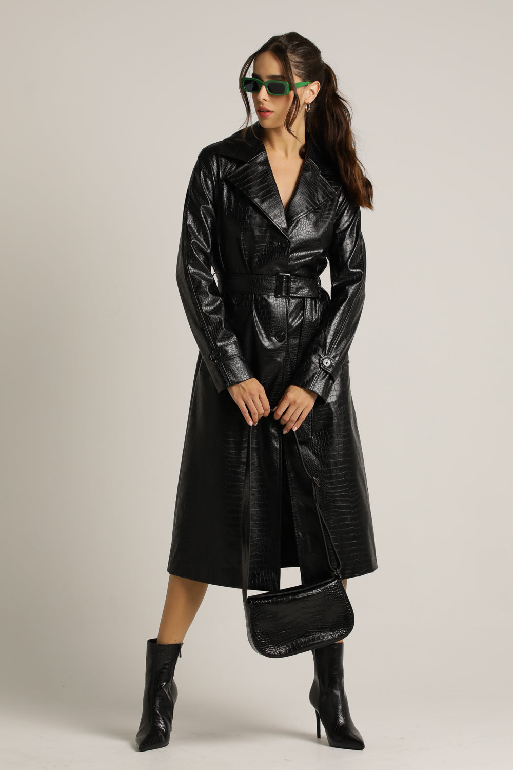 מעיל דמוי עור ארוך בטקסטורת תנין | קנת קול