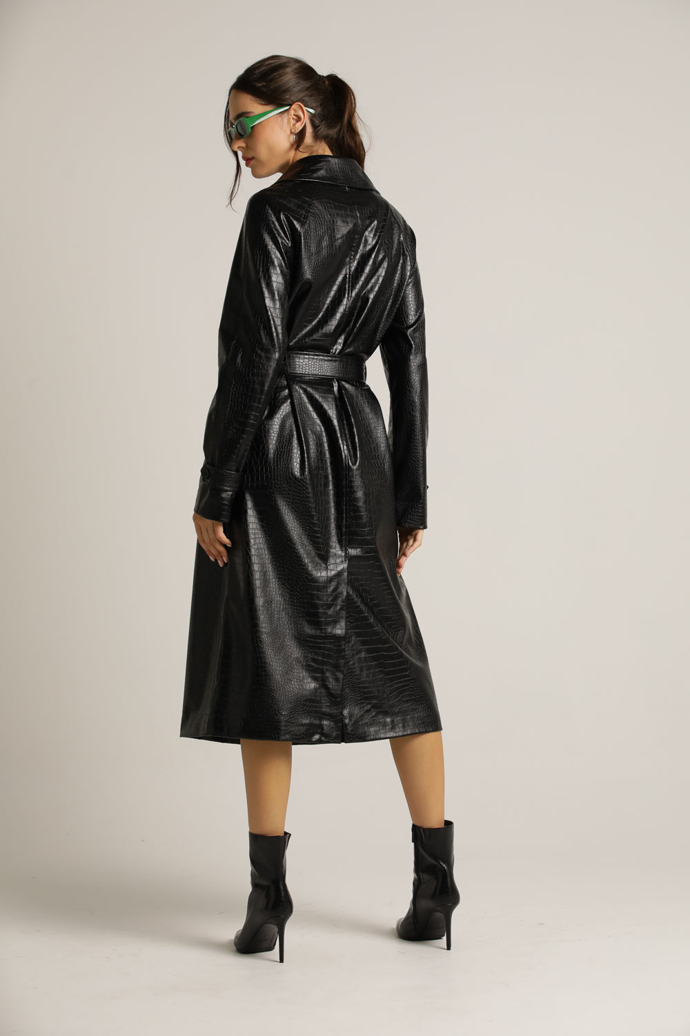 מעיל דמוי עור ארוך בטקסטורת תנין | קנת קול