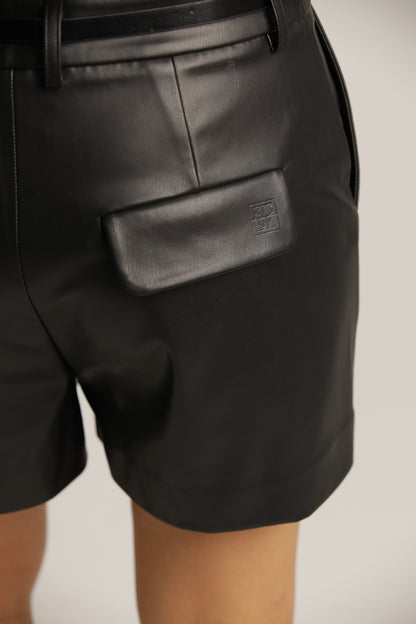 מכנסיים קצרים דמוי עור בגזרה מחויטת | קנת קול