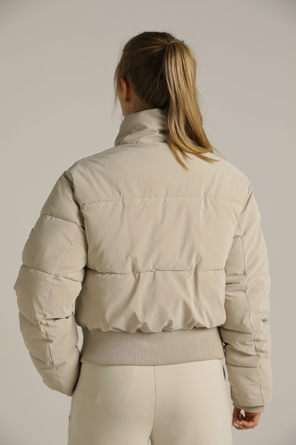 מעיל פוך קצר עם צווארון גבוה | קנת קול