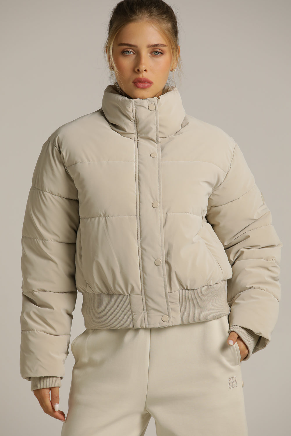 מעיל פוך קצר עם צווארון גבוה | קנת קול