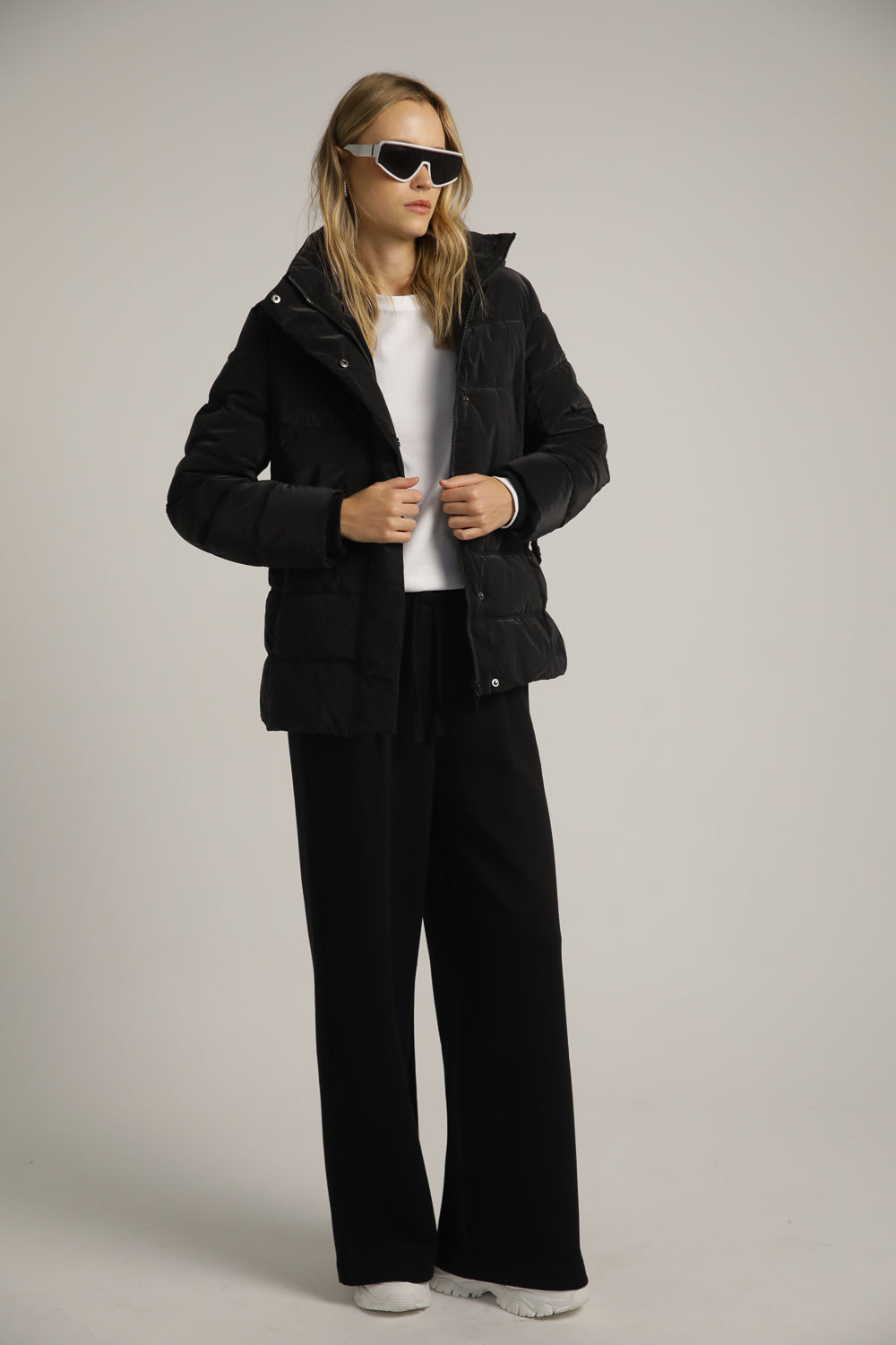 מעיל פוך עם חגורת גומי ואבזם ממותג | קנת קול