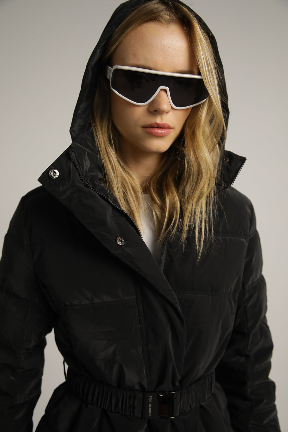 מעיל פוך עם חגורת גומי ואבזם ממותג | קנת קול