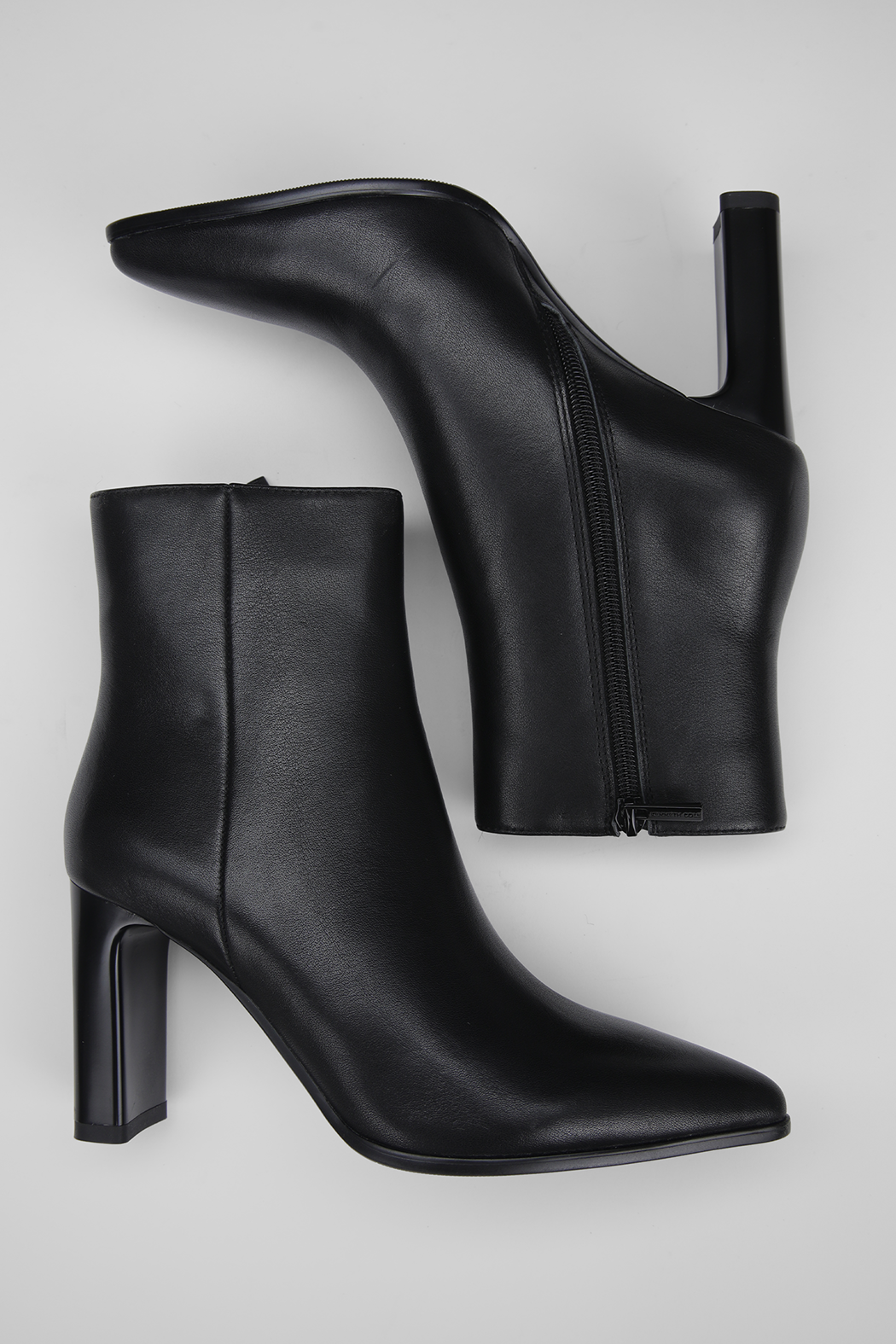 מגפוני עקב בצבע שחור לנשים | קנת קול