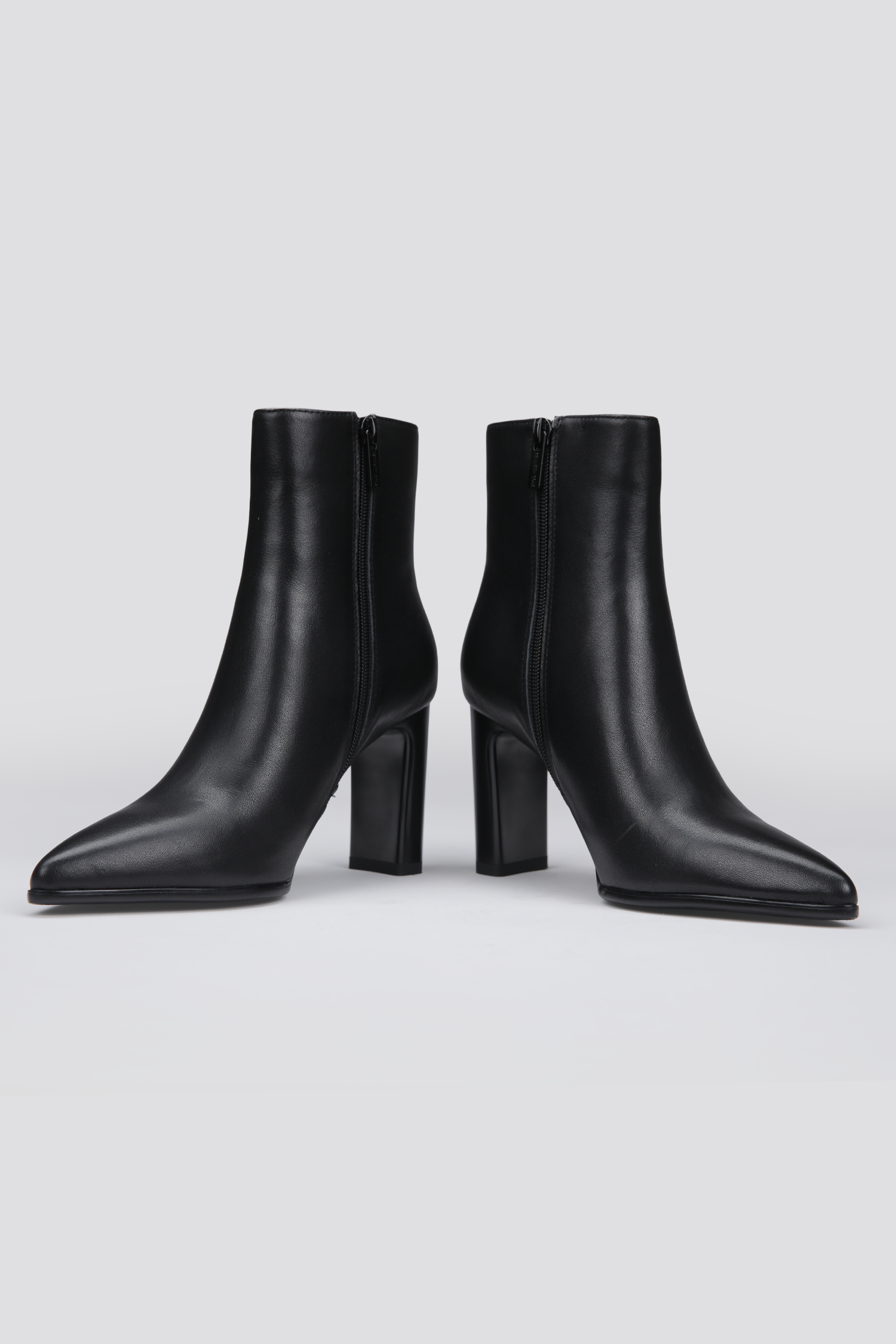 מגפוני עקב בצבע שחור לנשים | קנת קול