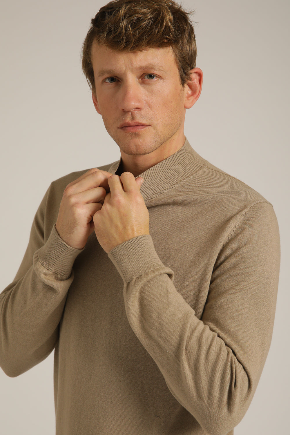 סריג דק עם צווארון גולף | קנת קול