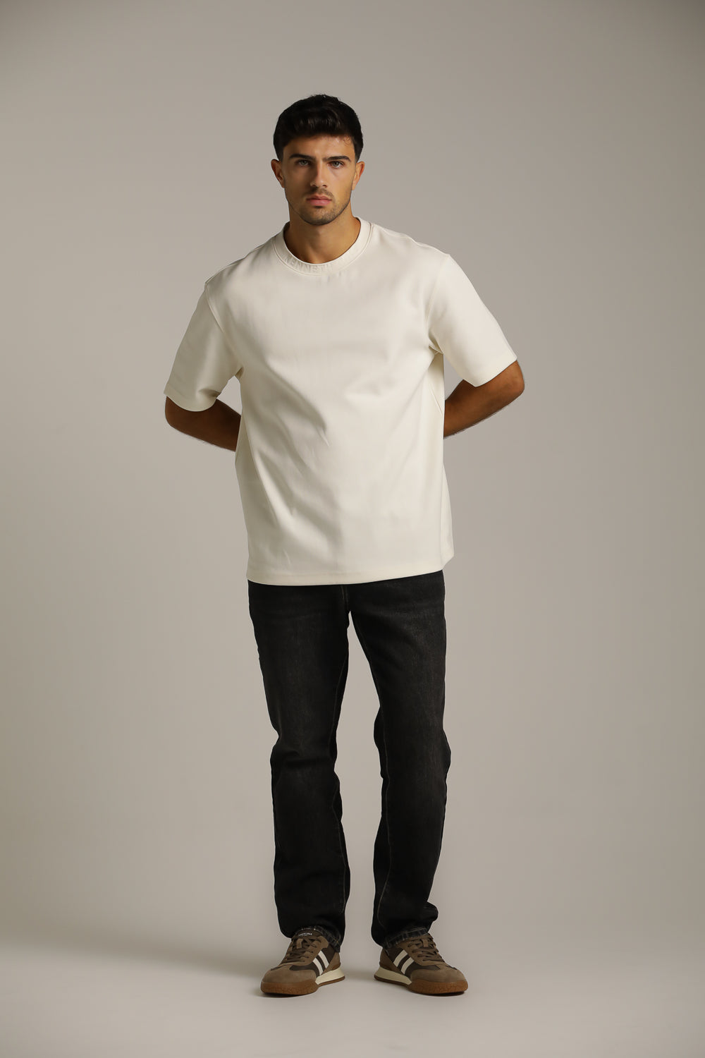 טישירט אוברסייז עם לוגו מוטבע בצווארון | קנת קול