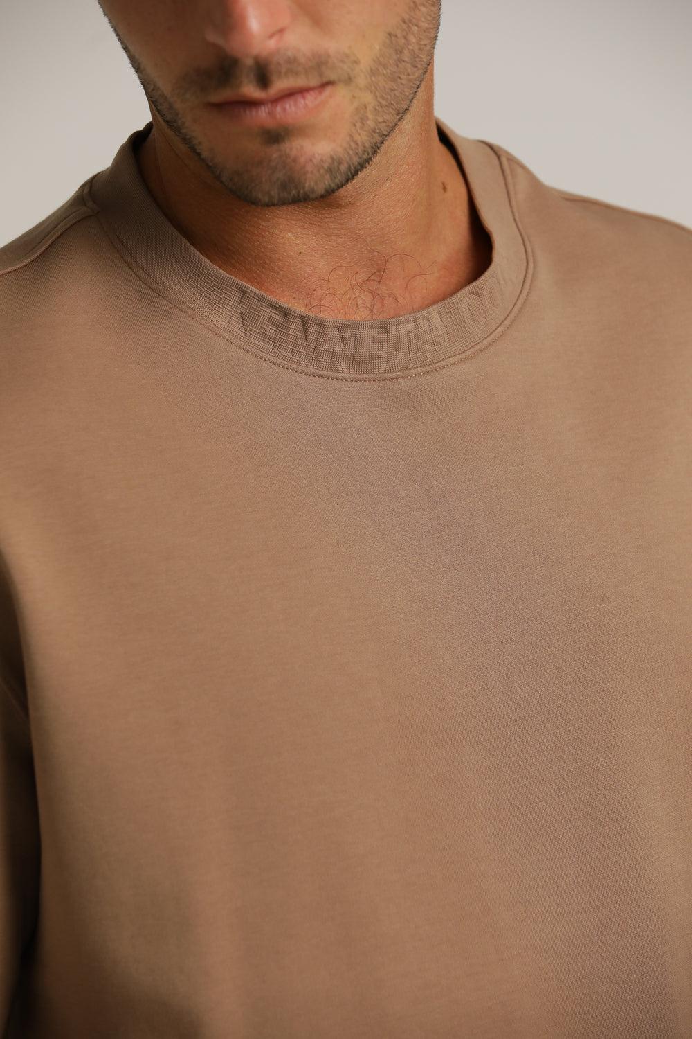 טישירט אוברסייז עם לוגו מוטבע בצווארון | קנת קול