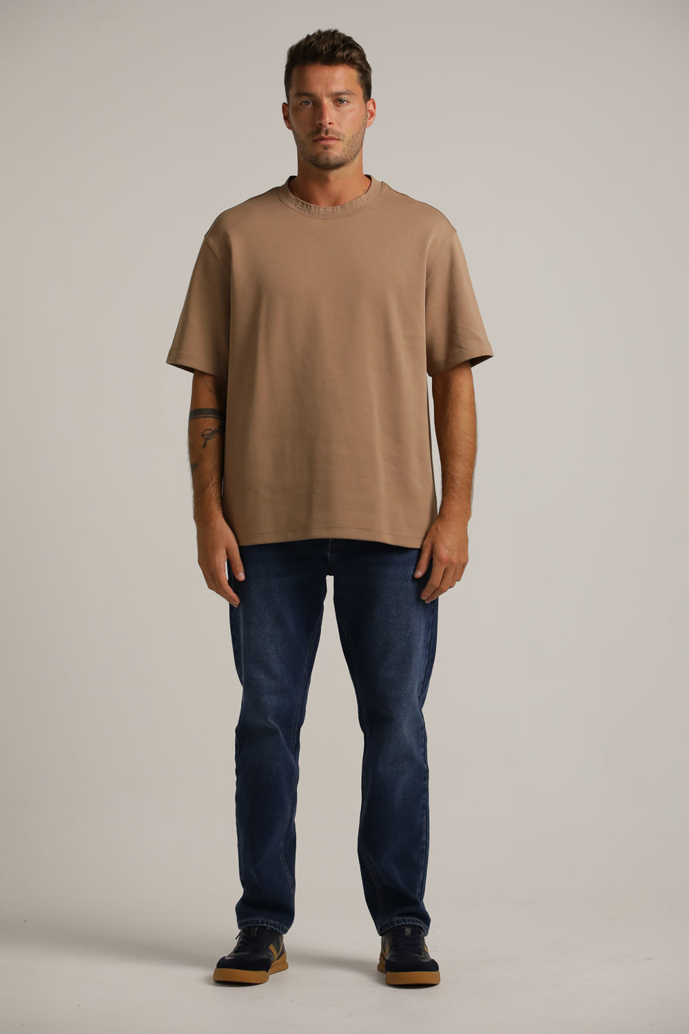 טישירט אוברסייז עם לוגו מוטבע בצווארון | קנת קול